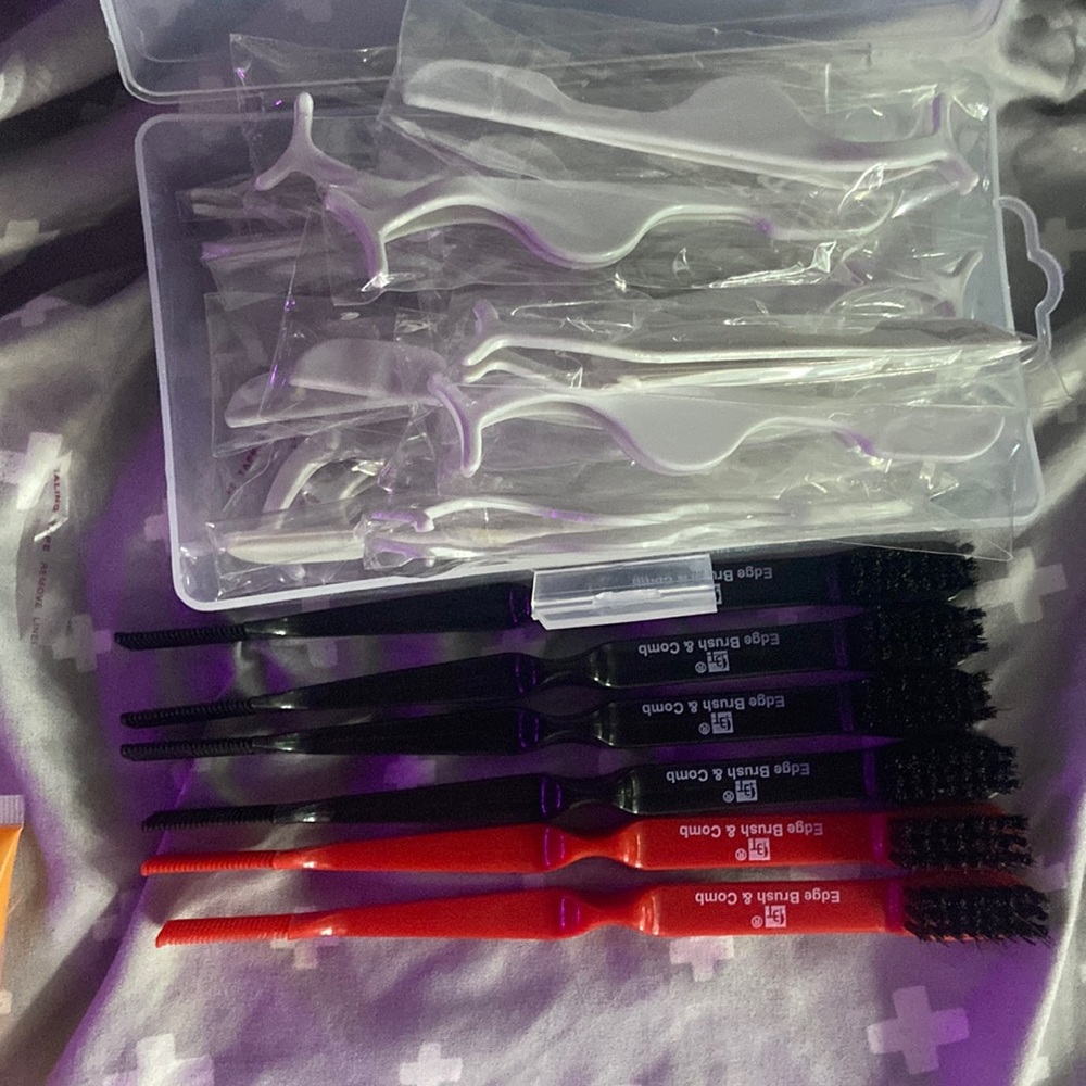 Box of false eyelash tweezers plastic and double sided edge brushes